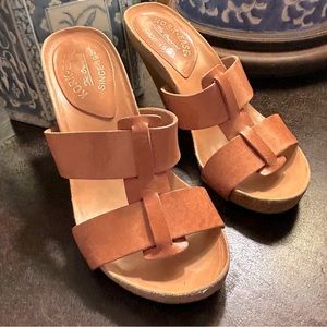 Cute & comfy CorkEase taupe leather sandals